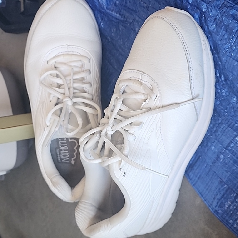 Brooks 10.5 EU 42.5 walking cushion shoes